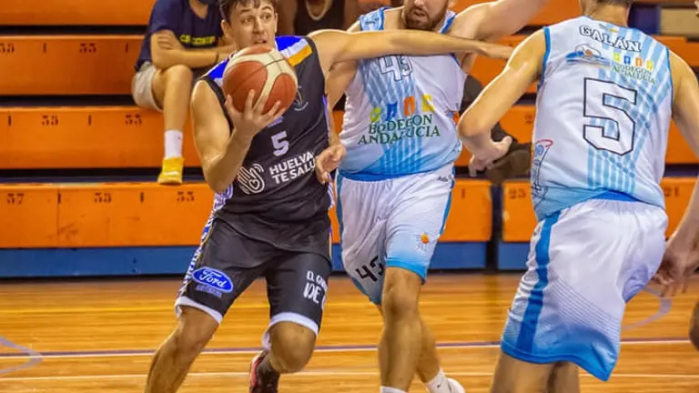 Andrés Tejada en acción con el Enrique Benítez.