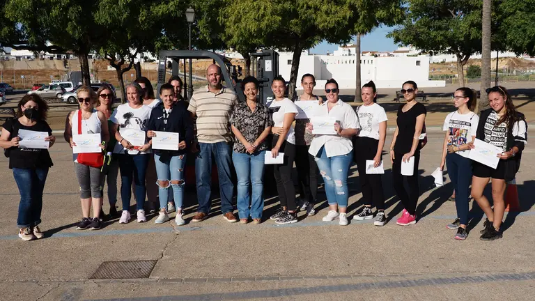 Mujeres palermas posan con su diploma acreditativo