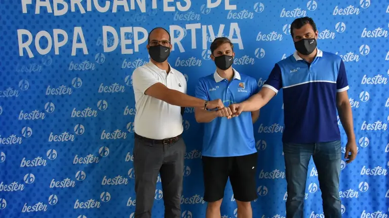 Fran Cárdenas durante su presentación con el Ciudad de Huelva.