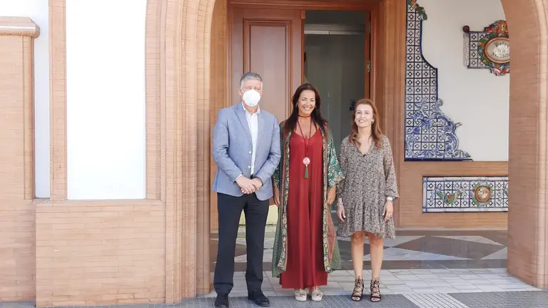 Visita a Palos de la delegada, junto al alcalde, Carmelo Romero