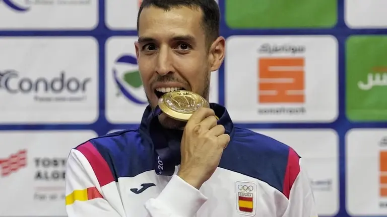 Álvaro Robles con el oro de Orán.