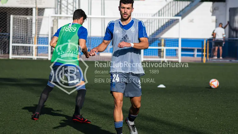 Rubén Serrano calentando con el Recreativo.