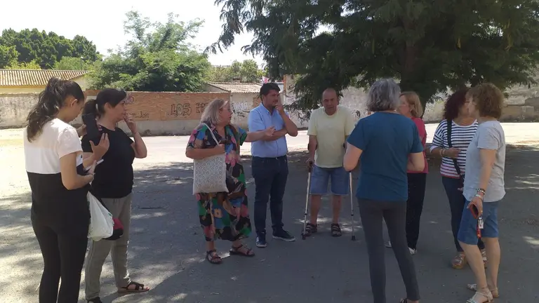 Monica Rossi y Marcos Toti con vecinas y vecinos en el solar clausurado