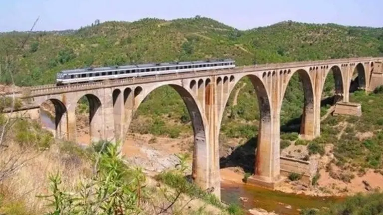 Puente de la l&iacute;nea Zafra-Huelva.