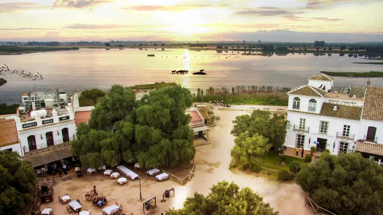Vista panorámica del Hotel y rest el Toruño, en El Rocío