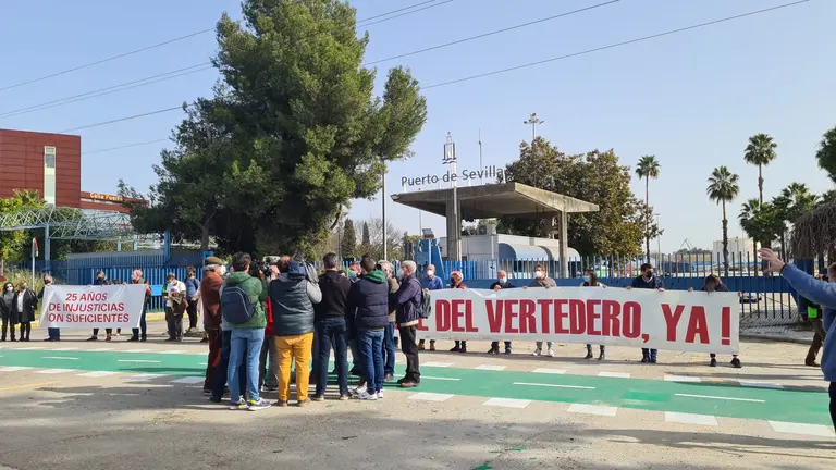 Protesta ciudadana en el Puerto de Sevilla.