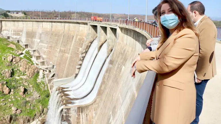 La consejera Carmen Crespo, en la presa de Sotiel-Olivargas.
