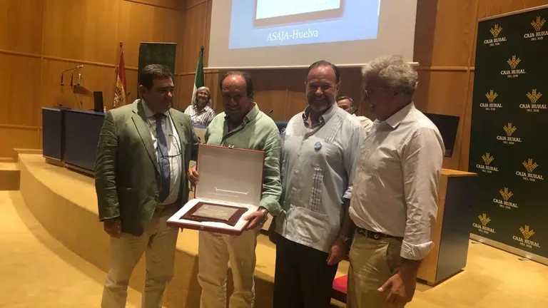 Homenaje durante la asamblea de Asaja.