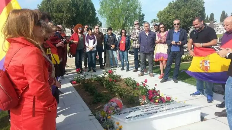 Homenaje de IU en la fosa común del Cementerio de La Soledad de Huelva