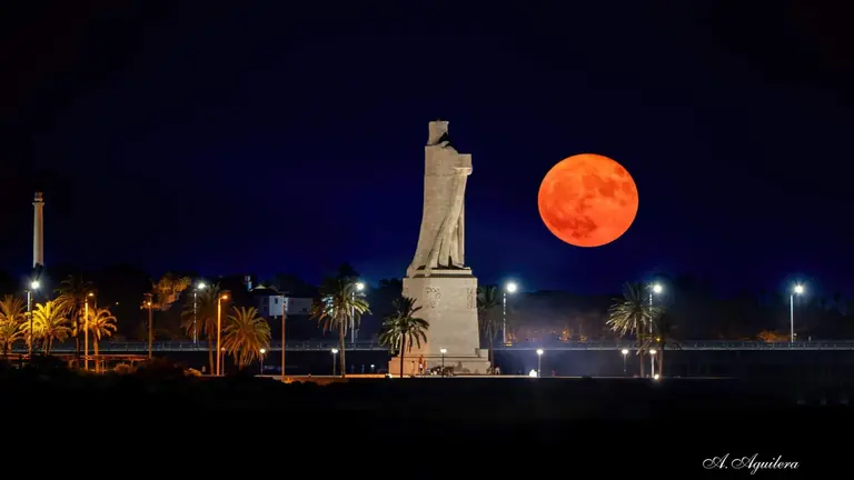 Luna llena sobre Huelva.