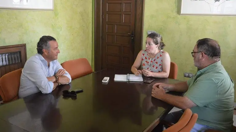 Representantes de Huelva Ecuestre y del Ayuntamiento de Almonte