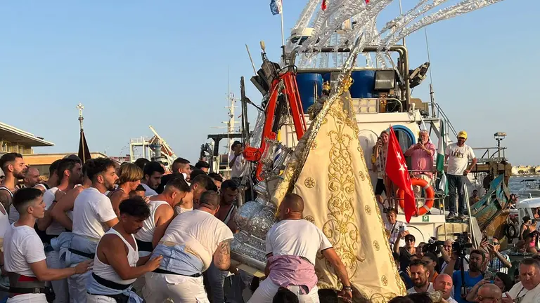 Momento del embarque de la Virgen