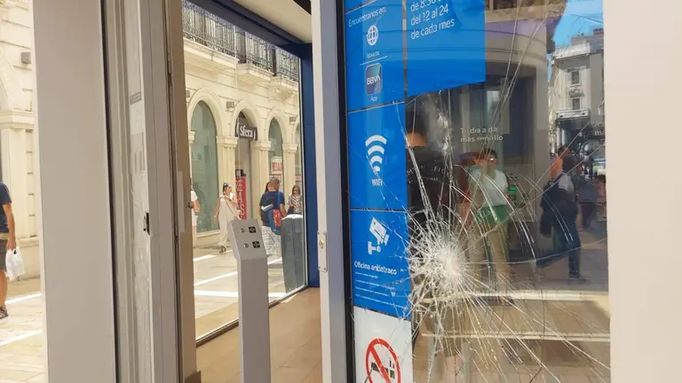 Cristalera destrozada de la OP del BBVA en el centro de Huelva.