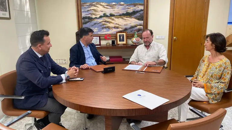 Reuni&oacute;n para la firma del acuerdo entre ambas entdades.