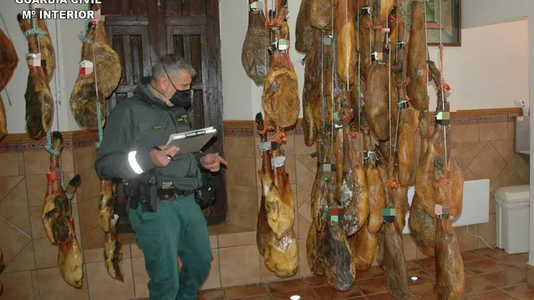 Inspección de jamones en un secadero.