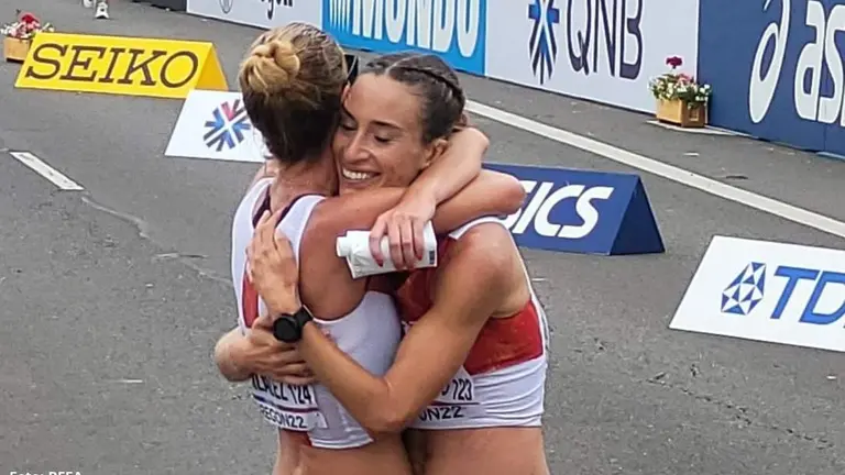 Laura García Caro se abraza a Raquel González, tras ser sexta en el Mundial de Oregón.