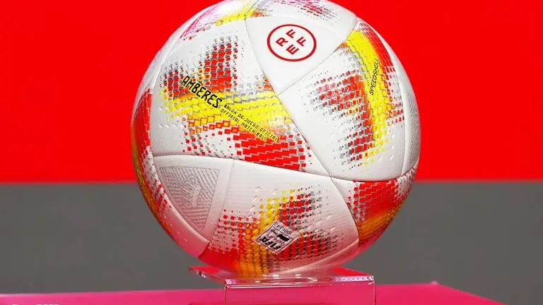 El balón con el que jugará el Recreativo.