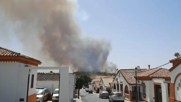 Incendio de Bonares divisado desde Rociana del Condado