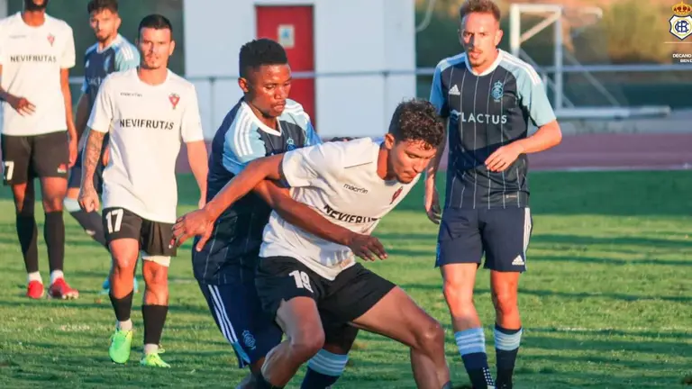Peter durante el Recre-Moncarapachense disputado hoy en Punta Umbría.