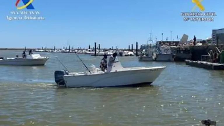 28/07/2022 Huelva.- Sucesos.- Intervenidas dos toneladas de hach√≠s en Isla Cristina ocultas en dobles fondos de lanchas recreativas.

Vigilancia Aduanera y Guardia Civil han intervenido en una operaci√≥n conjunta en la localidad onubense de Isla Cristna cerca de dos toneladas de hach√≠s ocultas en dobles fondos de dos lanchas recreativas y ha detenido a los patrones de ambas embarcaciones, que simulaban practicar la pesca deportiva.

POLITICA ANDALUC√çA ESPA√ëA EUROPA HUELVA
VIGILANCIA ADUANERA
