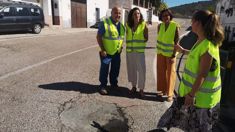 Carretera en Arroyomolinos de León