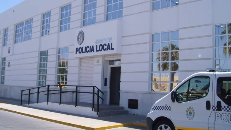 Fachada del edificio de la Polic&iacute;a Local de Lepe