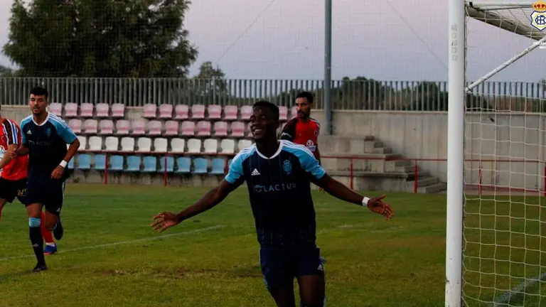 Diawara celebra su gol con el Recre.