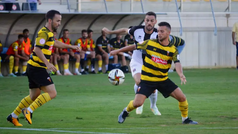 La defensa del San Roque de Lepe resuelve una ataque del Mérida.