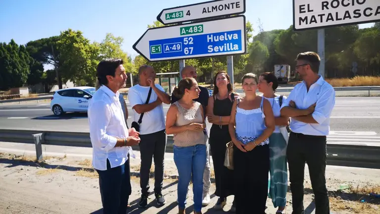Enrique Gavi&ntilde;o y Macarena Robles en el cruce de la carretera.
