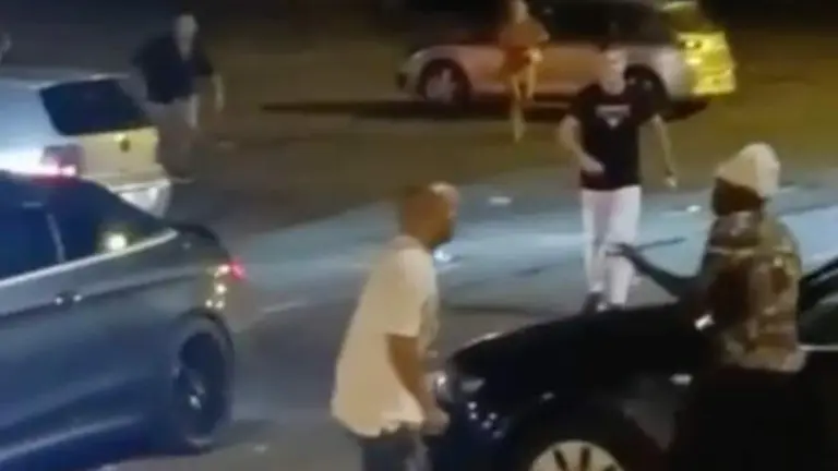 Uno de los agresores momentos antes de noquear a un inmigrante