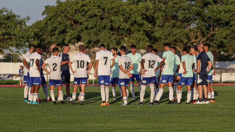 Abel Gómez aleccionando a los jugadores del Recre.
