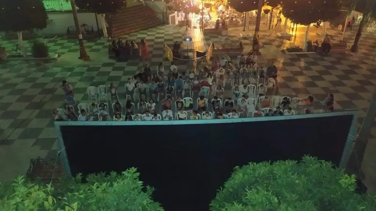 Proyección en la plaza.