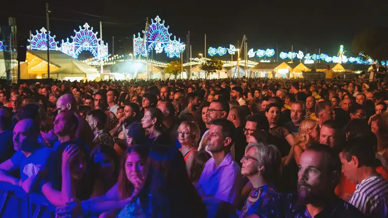 Recinto Colombino repleto de visitantes.