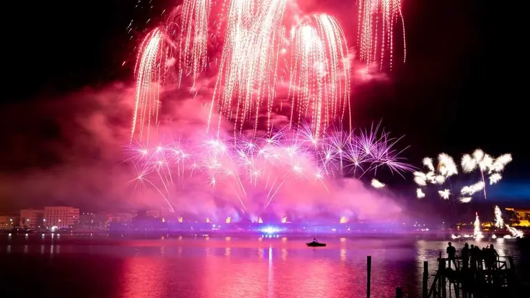 Espectáculo piromusical visto desde la otra orilla. (Fotos: Antonio Aguilera)