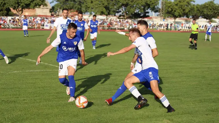 Una jugada del Recre-Linares.
