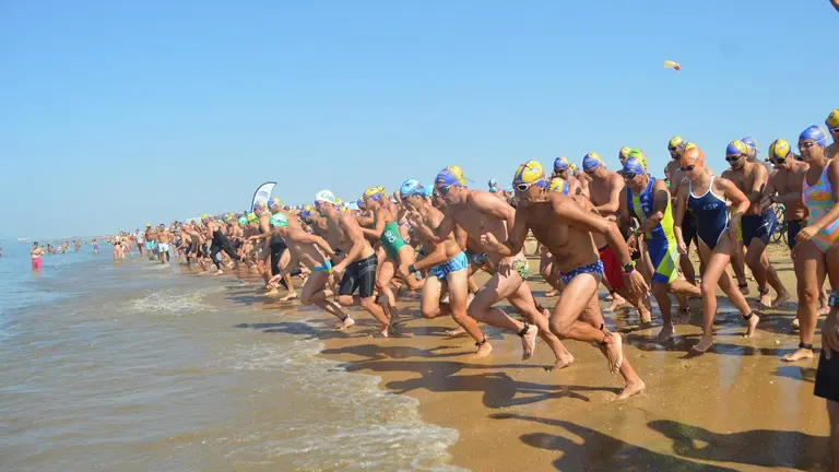 La Playa de La Canaleta acogerá mañana sábado la XIX Travesía a Nado de Punta Umbría.