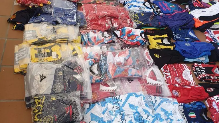 Prendas incautadas en el vehículo en Matalascañas.