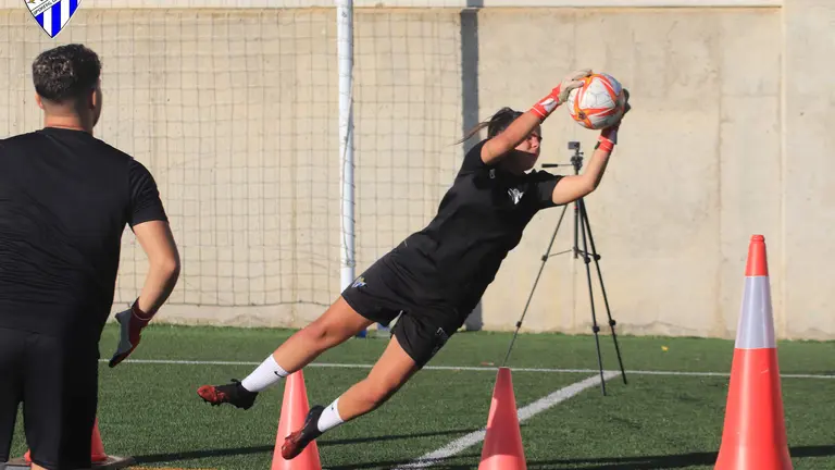 La meta canterana Bella Ramírez.