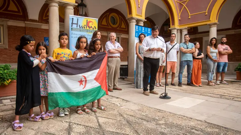 Recepción municipal a los niños saharauis llegados a Huelva.