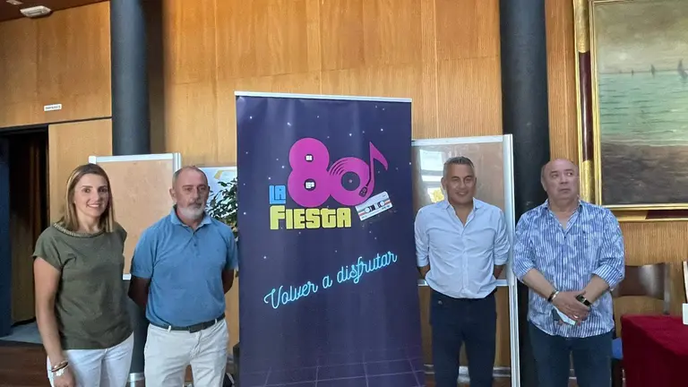 Las autoridades junto al presidente del Isla Cristina FC