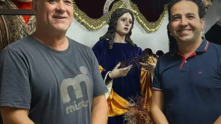 El artista posa junto al presidente de la Hermandad