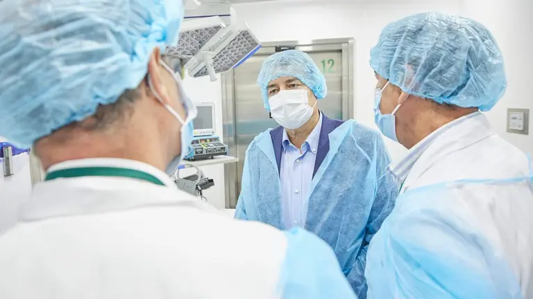 El consejero Antonio Sanz, en una visita hospitalaria.