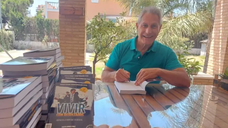 Firmando ejemplares de su best seller.