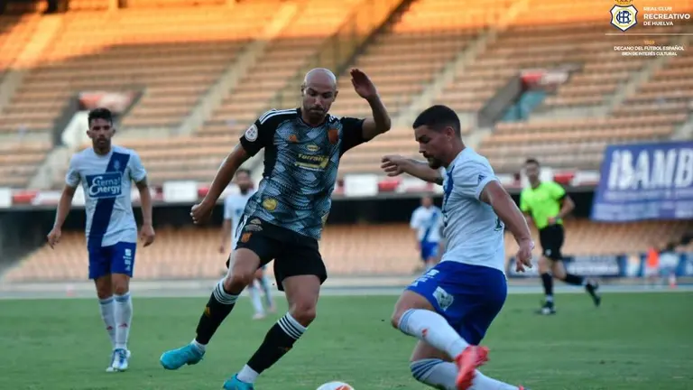 Lance del partido entre el Xerez y el Recreativo.