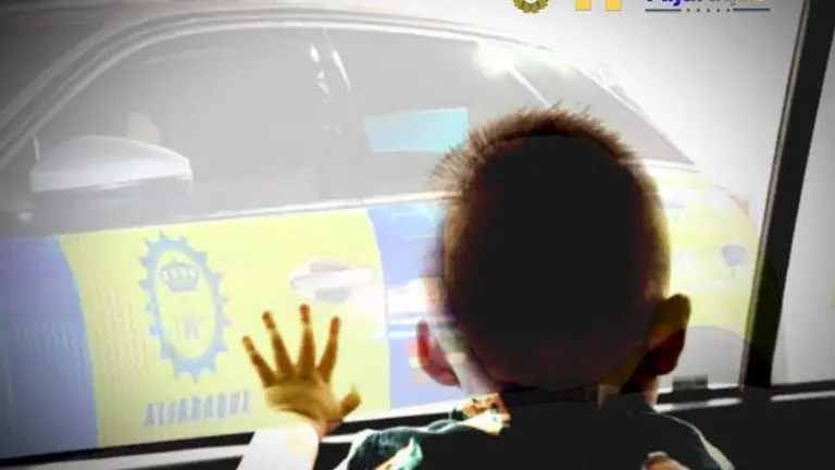 El menor, dentro del coche.