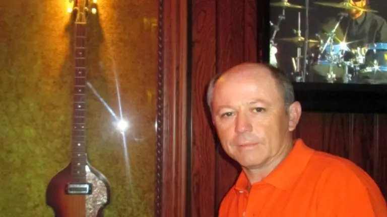 Manuel López, ante una de sus aficiones, el rock y la guitarra de Paul Mccartney.