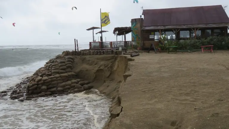 Un chiringuito afectado por un temporal reciente en Huelva.