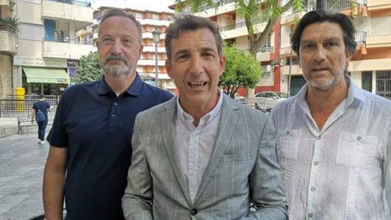 El senador socialista, en el centro, durante su intervención.