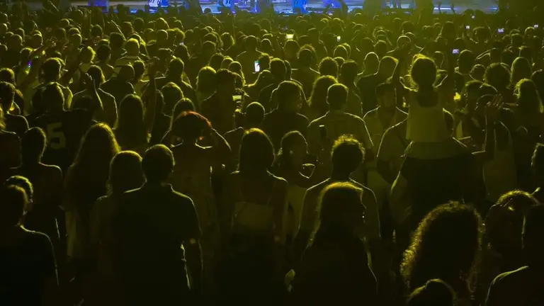 Aglomeración para asistir a un concierto sin mascarillas ni separaciones, la nueva normalidad