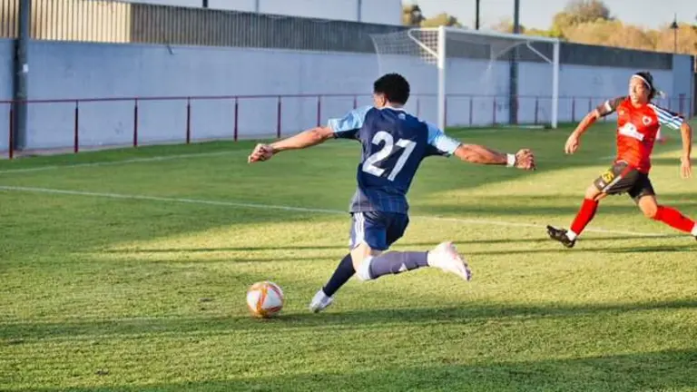 Caio Emerson en acción con el Recreativo.